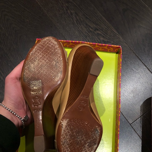 Nude/ Tan Coloured Tory Burch Pumps with gold accents - Picture 5 of 7